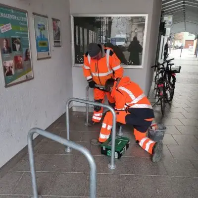 Städtischer Bauhof installiert Fahrradbügel