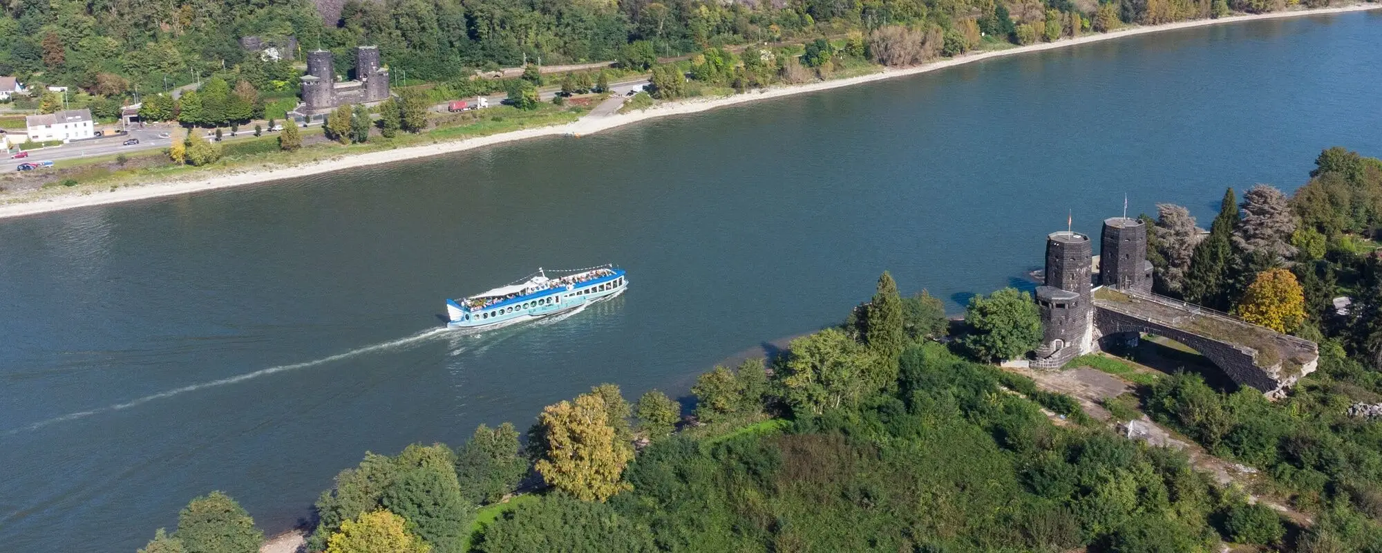 Schiff "Moby Dick" auf dem Rhein bei den Brückentürmen von Remagen | copyright Stadt Remagen - Foto: Dan Hummel