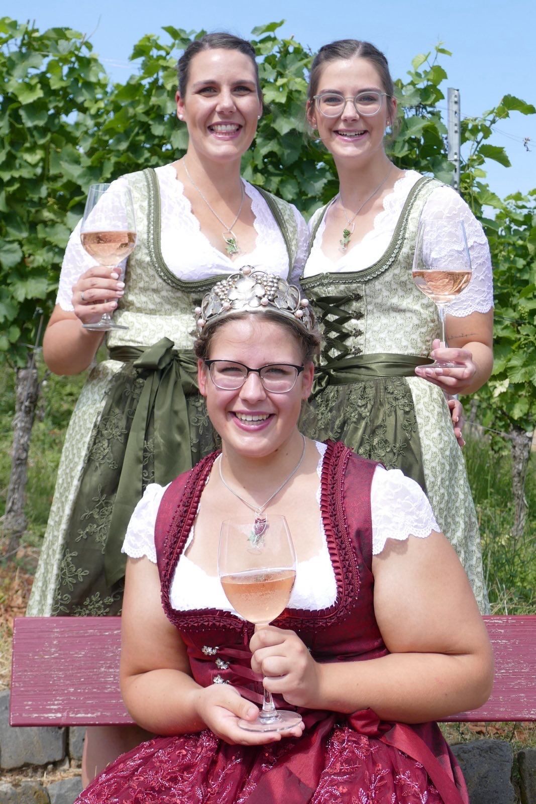 Weinkönigin Tabea I. mit ihren Weinprinzessinnen Antonia und Julia Weinkönigin Tabea I. mit ihren Weinprinzessinnen Antonia und Julia