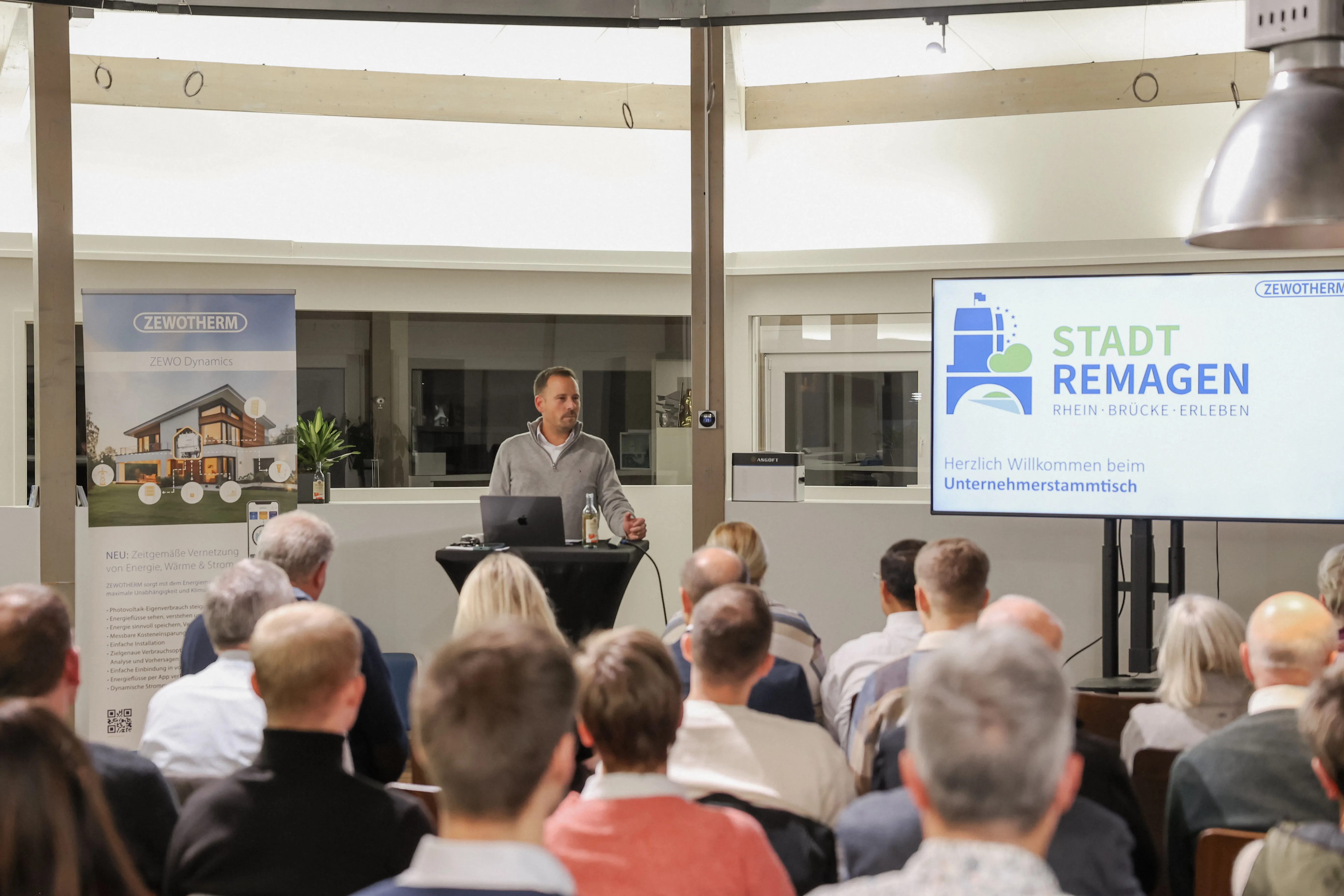 Björn Ingendahl beim 19. Unternehmerstammtisch bei Zewotherm