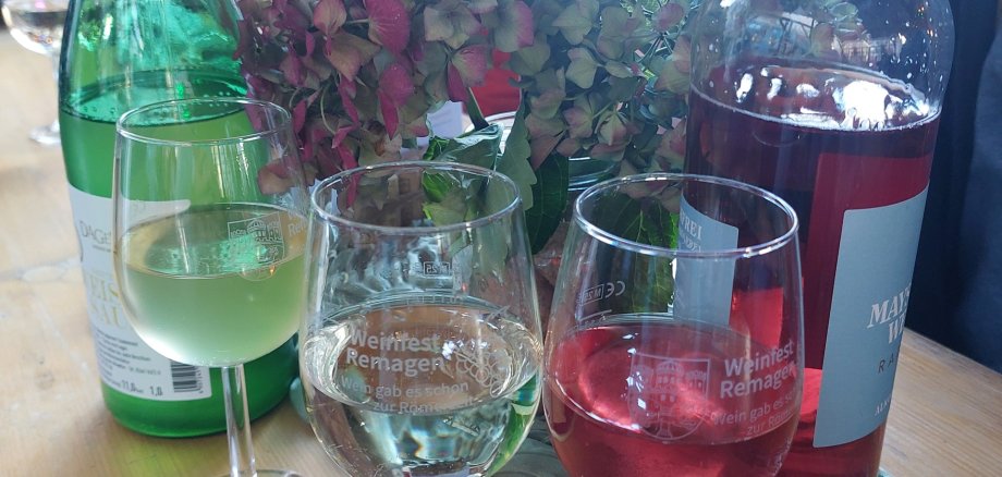 Gemeinsam wurde der leckere Wein probiert Gemeinsam wurde der leckere Wein probiert