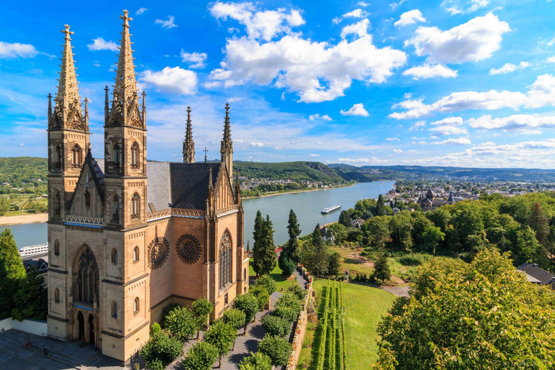 Apollinariskirche mit Rheinblick und Weinberg Apollinariskirche mit Rheinblick und Weinberg