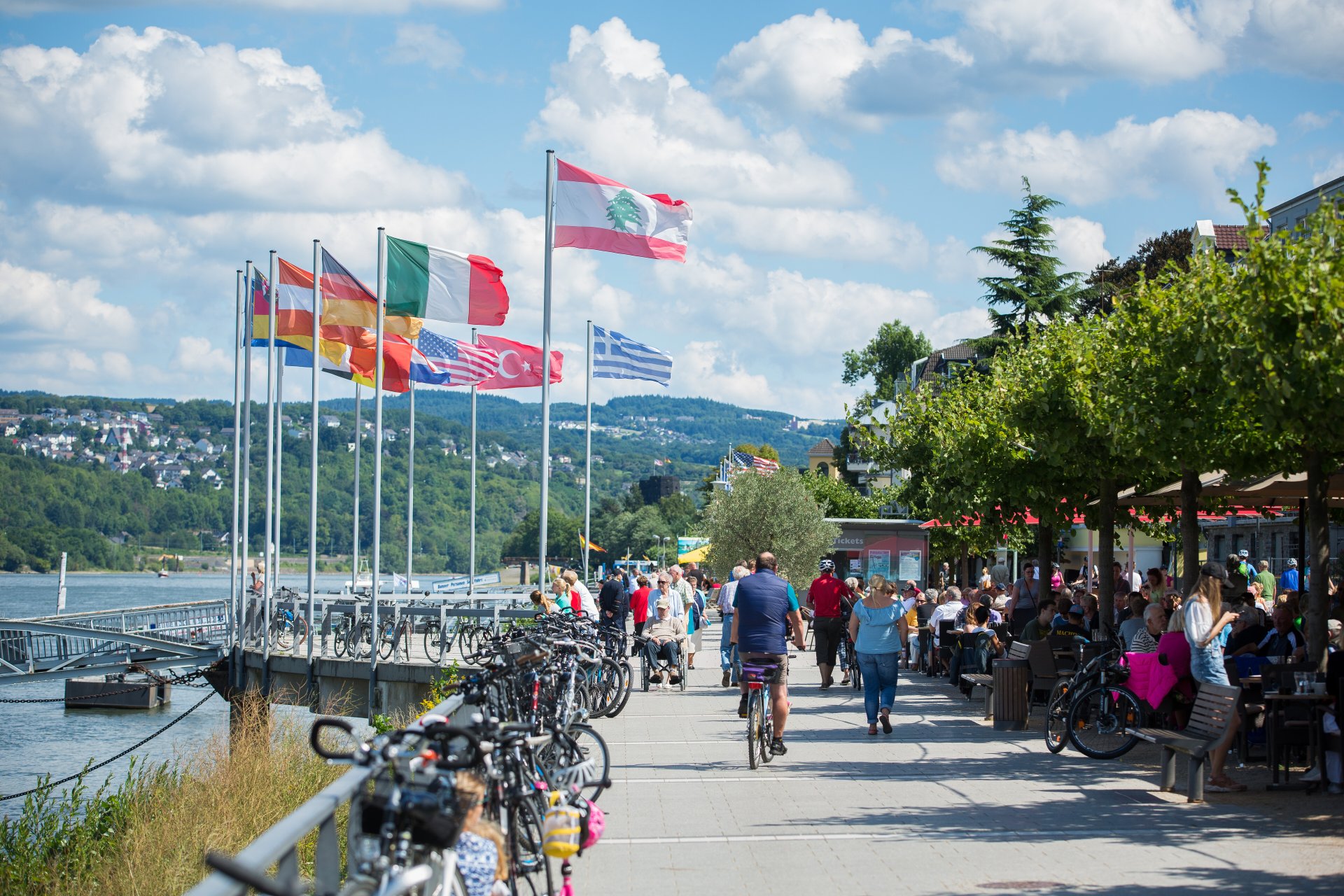 Die belebte Remagener Rheinpromenade
