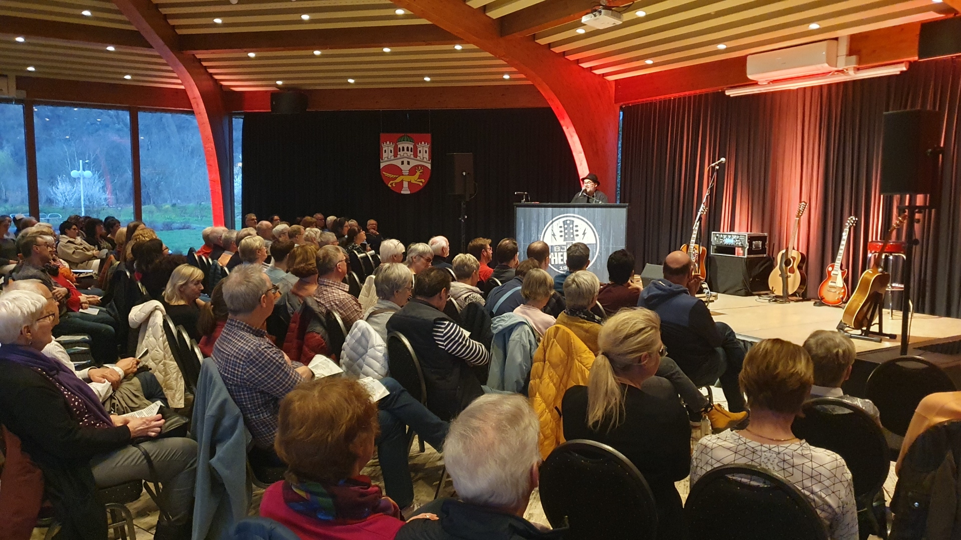 Konzert von Björn Heuser im Foyer der Rheinhalle mit großem Publikum