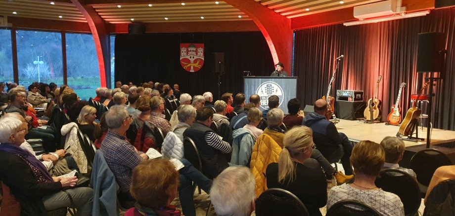 Konzert von Björn Heuser im Foyer der Rheinhalle mit großem Publikum