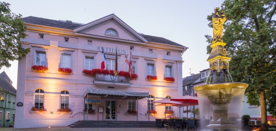 Historisches Rathaus (beleuchtet) Historisches Rathaus (beleuchtet)