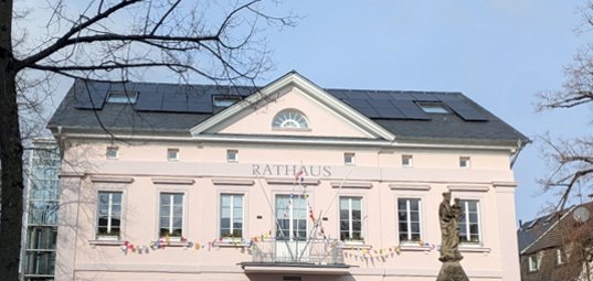 Solaranlage auf dem Rathaus Solaranlage auf dem Rathausdach