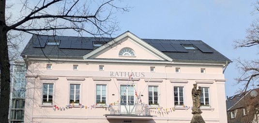 Solaranlage auf dem Rathaus Solaranlage auf dem Rathausdach