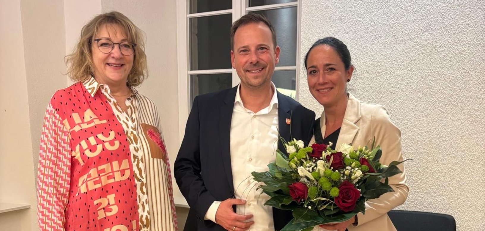 Wahlleiterin Andrea Georgi gratuliert Björn Ingendahl zum Sieg