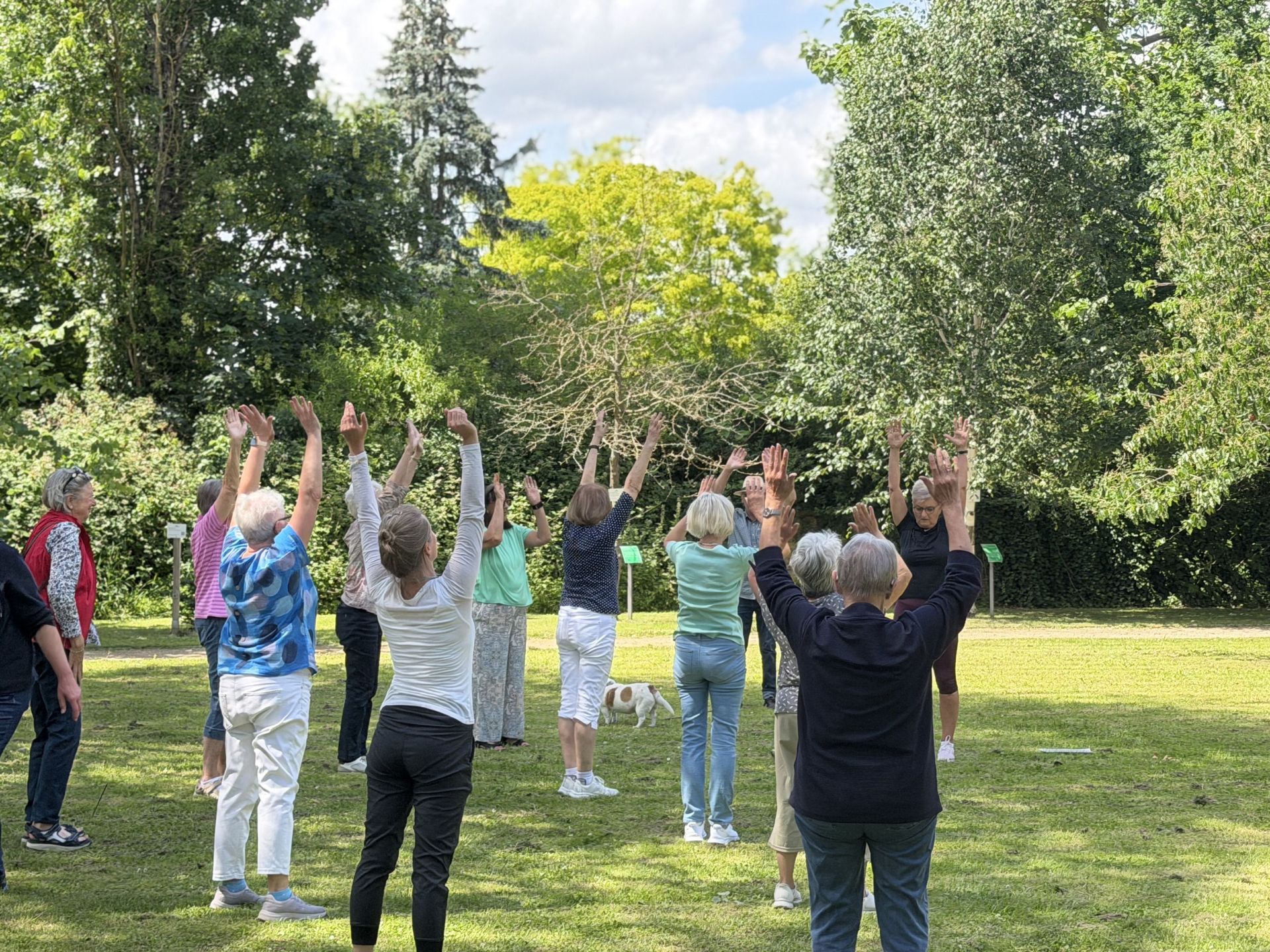 Gemeinsam in Bewegung. Das Qigong-Angebot unter freiem Himmel wurde von vielen Gästen gerne angenommen. 