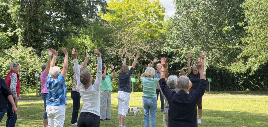 Gemeinsam in Bewegung. Das Qigong-Angebot unter freiem Himmel wurde von vielen Gästen gerne angenommen. 