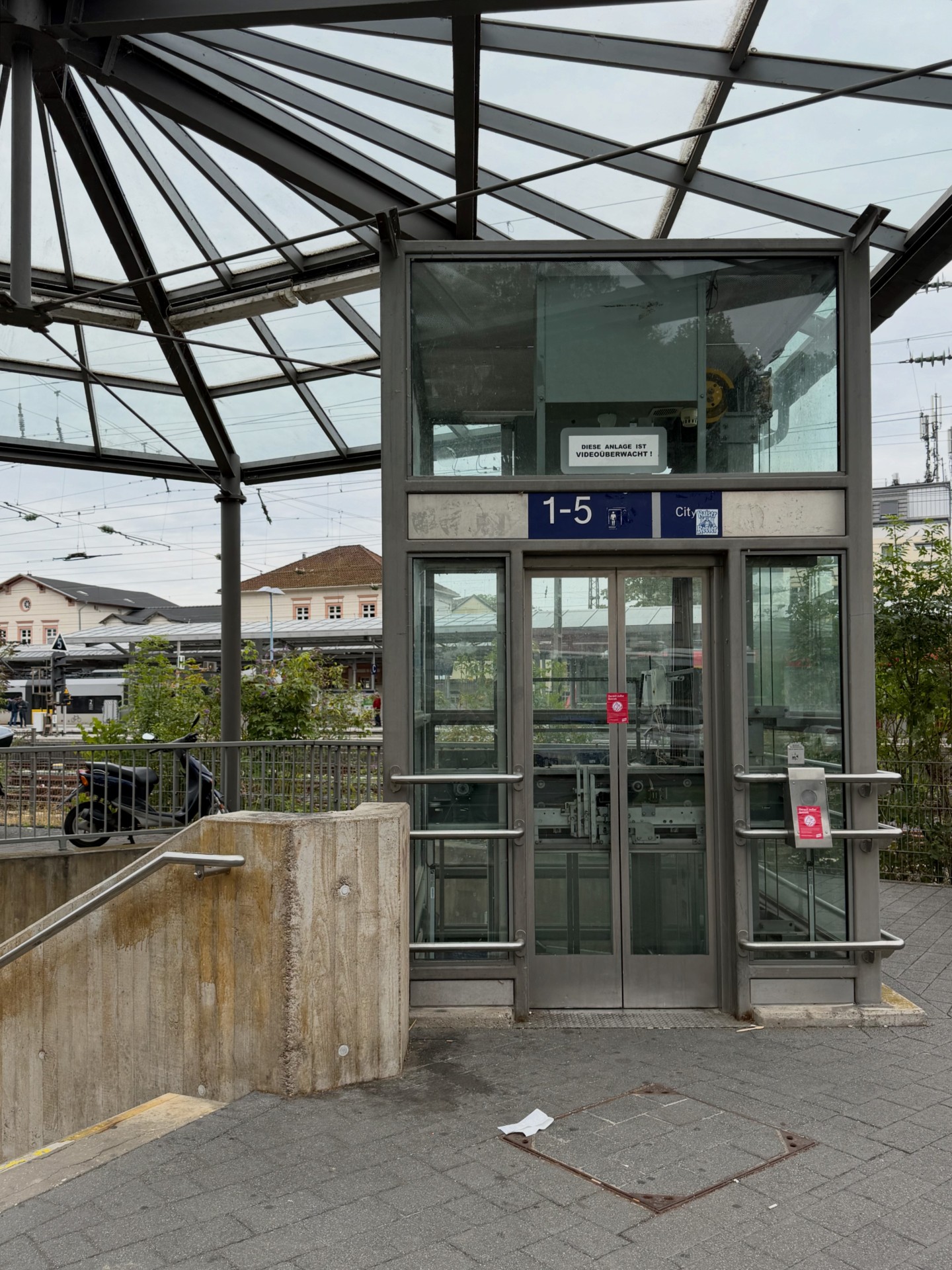 Aufzug am Bahnhof