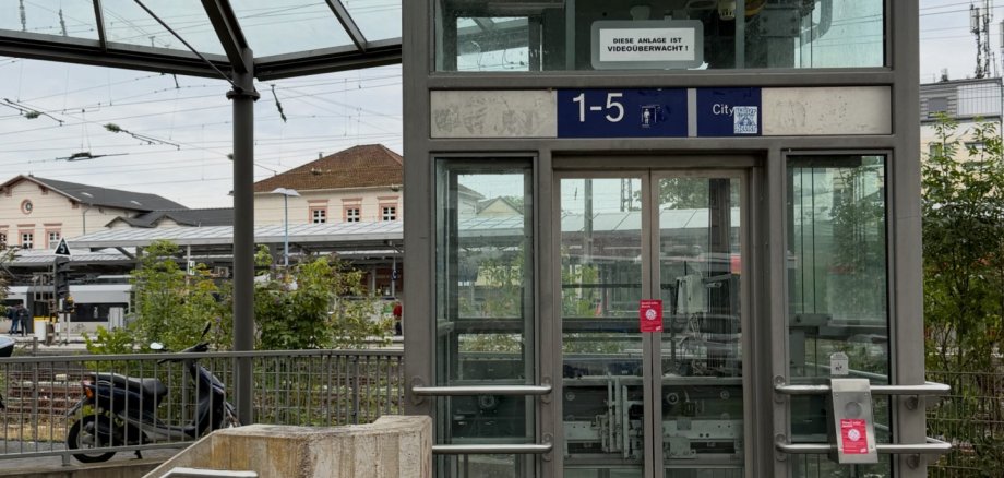 Aufzug am Bahnhof Aufzug am Bahnhof