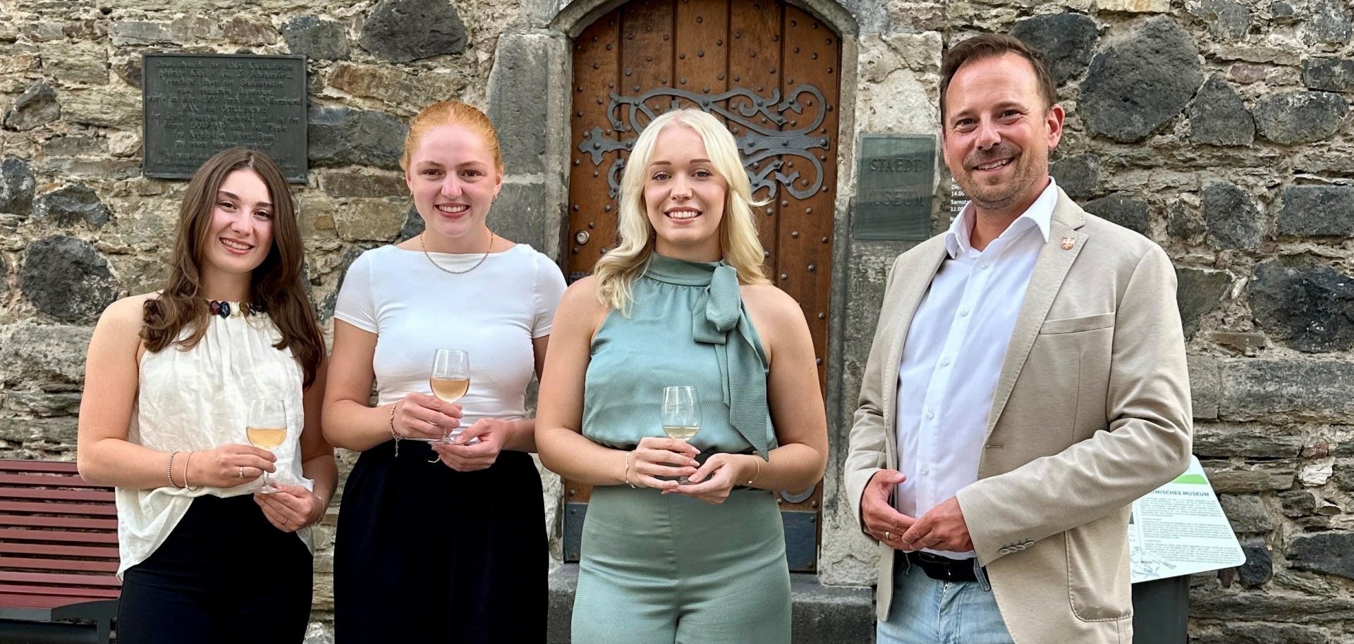 v.l.n.r.: Emma Lopez Gonzalez, Cara Amendt, Carolin Zimmermann, Bürgermeister Björn Ingendahl v.l.n.r.: Emma Lopez Gonzalez, Cara Amendt, Carolin Zimmermann, Bürgermeister Björn Ingendahl