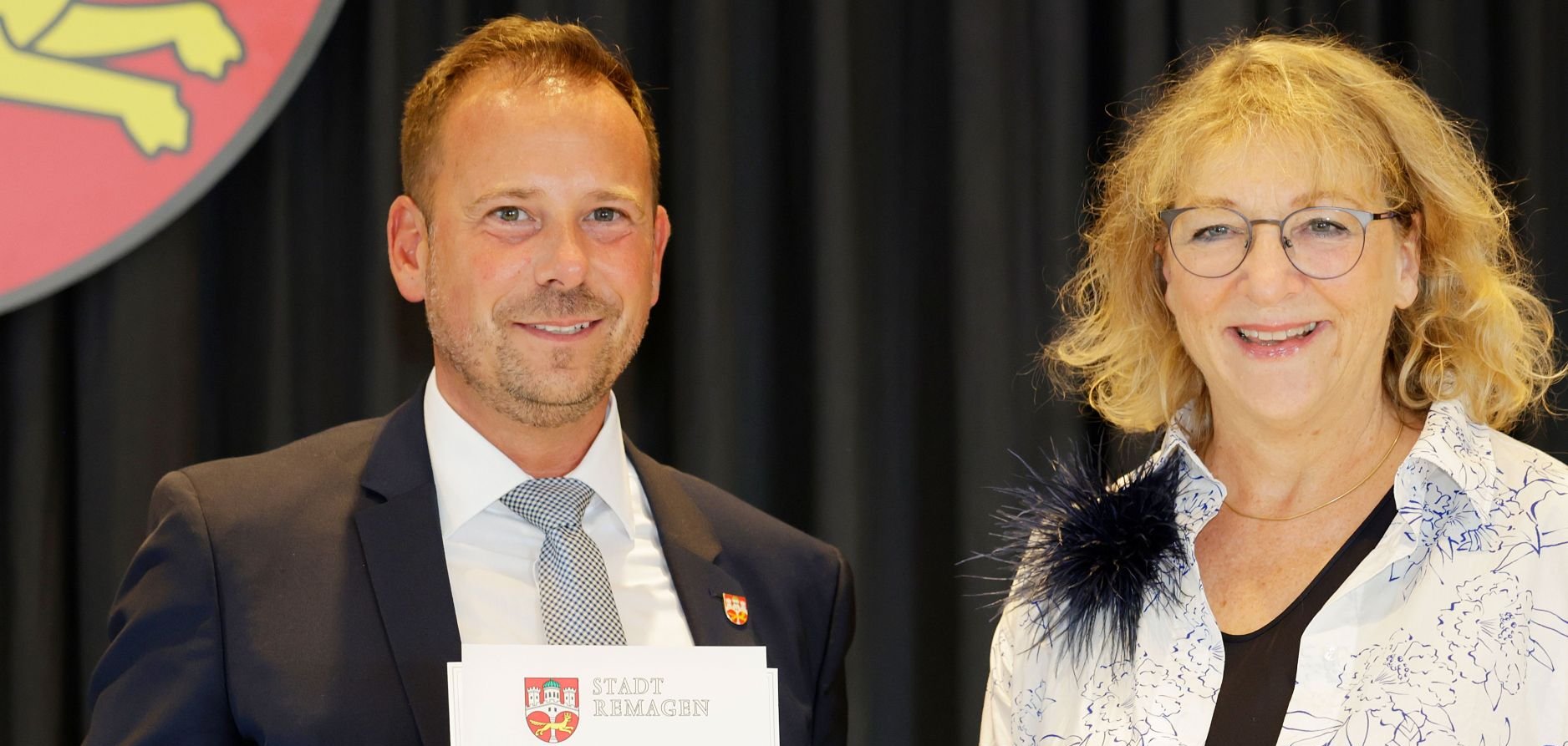 Die Erste Beigeordnete Andrea Georgi überreicht die Ernennungsurkunde an Bürgermeister Björn Ingendahl.