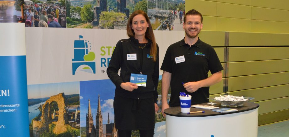 Cathrin Robbel (l.) und Marius Köbbing (r.) informierten auf der Jobmesse über Stellenangebote und Ausbildungsmöglichkeiten bei der Stadt Remagen. Cathrin Robbel (l.) und Marius Köbbing (r.) informierten auf der Jobmesse über Stellenangebote und Ausbildungsmöglichkeiten bei der Stadt Remagen.