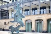 Hans Arps »Bewegtes Tanzgeschmeide« vor dem Portal des Arp Museums Bahnhof Rolandseck