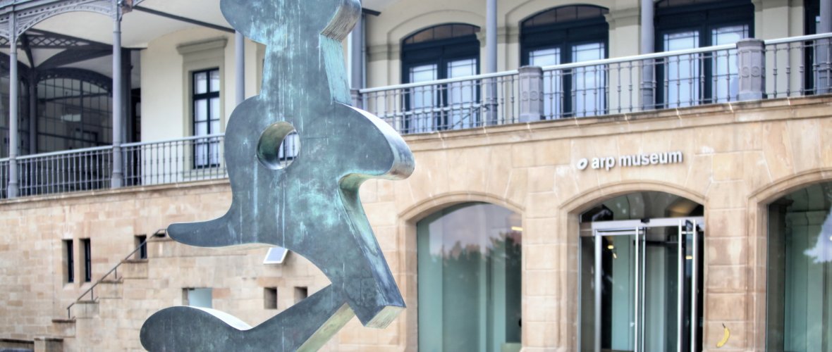 Hans Arps »Bewegtes Tanzgeschmeide« vor dem Portal des Arp Museums Bahnhof Rolandseck Hans Arps »Bewegtes Tanzgeschmeide« vor dem Portal des Arp Museums Bahnhof Rolandseck