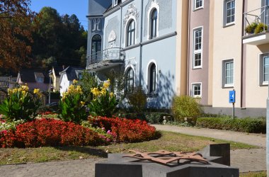 Auf dem Römerplatz erinnert ein Mahnmal an die deutsche jüdische Gemeinde von Remagen und deren Synagoge aus dem Jahr 1869, die in der Nacht zum 10. November 1938 geschändet und niedergebrannt wurde.