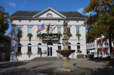 Frontales Bild vom Rathaus